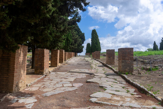 paseo por las calles de la antigua ciudad romana de It&aacute;lica, Espa&ntilde;a	