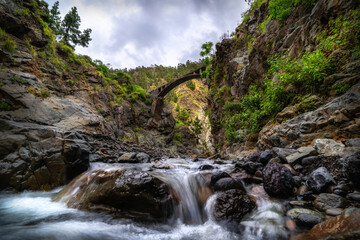 Alte Brücke im Barranco de las Angustias über einem kleinen Fluss auf La Palma