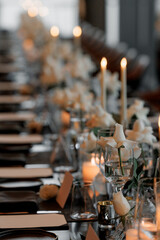 Restaurant decor with white roses and glasses creates an exquisite, luxurious atmosphere.