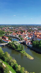 Fototapeta premium Eine beeindruckende Luftaufnahme von Neuburg an der Donau, einer malerischen Stadt in Bayern, Deutschland. Die Donau schlängelt sich durch die Stadt und bildet eine kleine Insel.