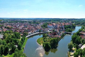 Eine beeindruckende Luftaufnahme von Neuburg an der Donau, einer malerischen Stadt in Bayern, Deutschland. Die Donau schl&auml;ngelt sich durch die Stadt und bildet eine kleine Insel.
