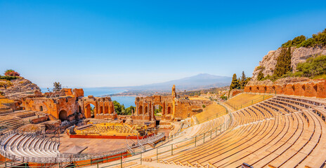 Obraz premium Ancient theater of Taormina with Mount Etna in the background, Sicily, Italy