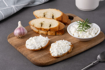 Garlic Bread Sandwiches with Cottage Cheese