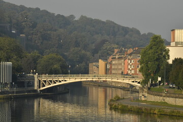 Le pont enjambant la Sambre à son affluent avec la Meuse à la pointe du Grognon à Namur 
