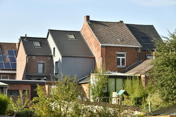 Maisons de différentes profondeurs avec leur jardin à Écaussinnes-d'Enghien 