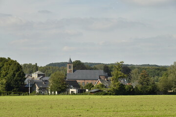 Au loin l'église Sainte-Aldegonde au centre historique d'Écaussinnes-Lalaing 