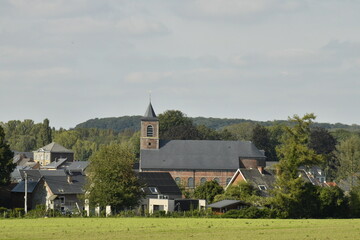 Au loin l'église Sainte-Aldegonde au centre historique d'Écaussinnes-Lalaing 
