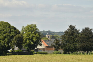 Au loin l'église Sainte-Aldegonde au centre historique d'Écaussinnes-Lalaing 