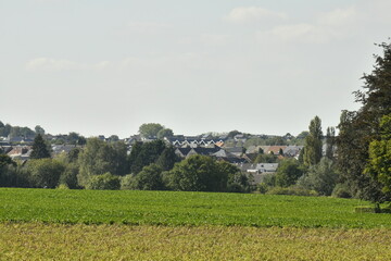 La campagne au printemps et au loin le village d'Écaussinnes-Lalaing 