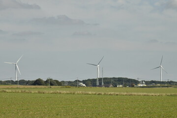 Éoliennes au loin en pleine campagne à Marche-Lez-Écaussinnes 