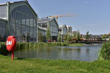 Le parc derrières les halls d'expositions sur le site de Tour et Taxis à Bruxelles 
