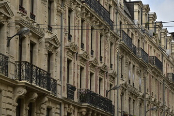 Façades de style Néo-Classique avec ses balcons des immeubles au centre historique de Bruxelles 