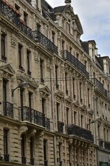 Façades de style Néo-Classique avec ses balcons des immeubles au centre historique de Bruxelles 