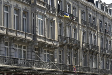 Façades de style Néo-Classique avec ses balcons des immeubles au centre historique de Bruxelles 