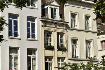 Façades de style Néo-Classique avec ses balcons des immeubles au centre historique de Bruxelles 