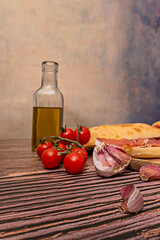 Garlic, tomatoes, and oil to prepare a Serrano ham sandwich