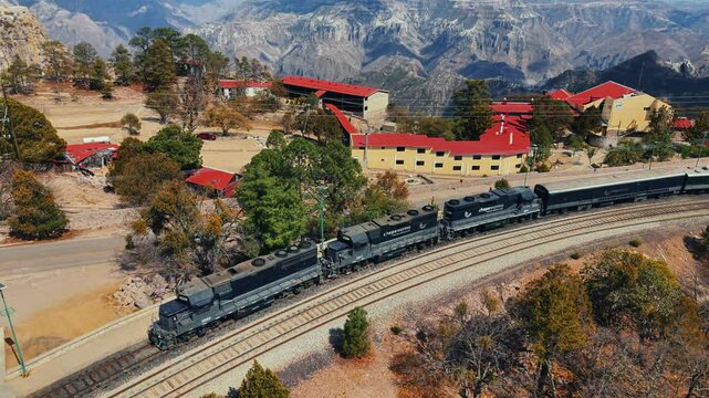 Tren chepe en estaci&oacute;n divisadero, Barrancas del cobre Chihuahua, M&eacute;xico. Turismo y viajes en sierra tarahumara, copper canyon 