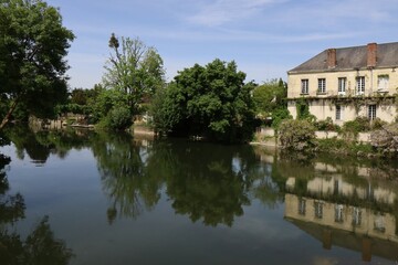 Obraz premium La rivière le Loir dans la ville, ville de Montoire sur le Loir, département du Loir et Cher, France