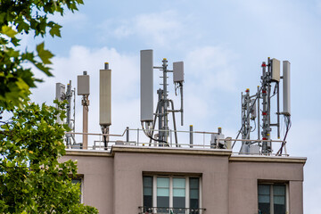 Antennes d'opérateurs de réseaux de téléphone mobile 4G et 5G sur le toit d'un immeuble...