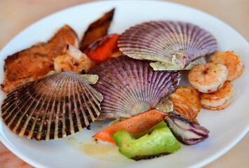 jakobsmuscheln garnelen und lachs gegrillt mit gemüse 