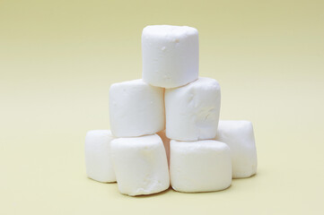 黄色背景のマシュマロ