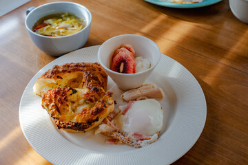 朝の日差し差し込む洋風朝食プレート