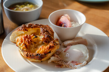 朝の日差し差し込む洋風朝食プレート