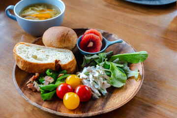 彩り野菜とパンの朝食プレート