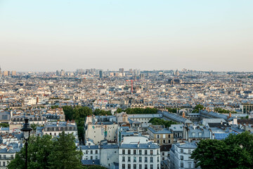 Obraz premium Expansive Panoramic View of Paris Cityscape and Rooftops Under Hazy Sky 