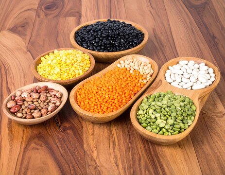 variedad de legumbres en platos de madera