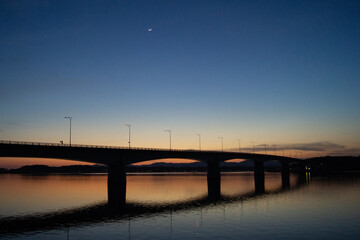 Obraz premium はまゆう大橋と三日月（静岡県）｜Hamayu Bridge and Crescent Moon (Shizuoka, Japan)