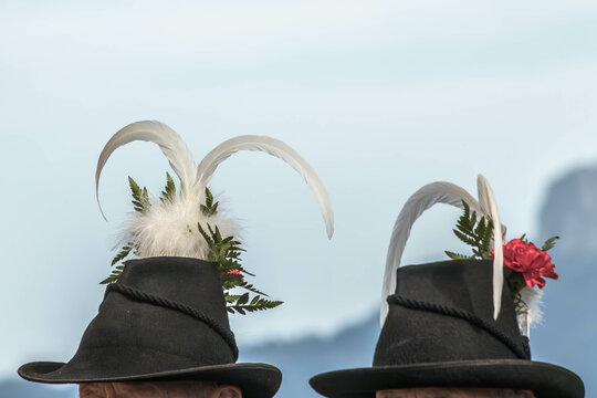 Tiroler Trachtenh&uuml;te mit Federschmuck
