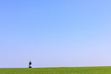 北海道網走市、白黒の帯をまとう八角形の能取岬灯台【5月】