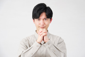 男性　懇願　20代　白背景　カメラ目線