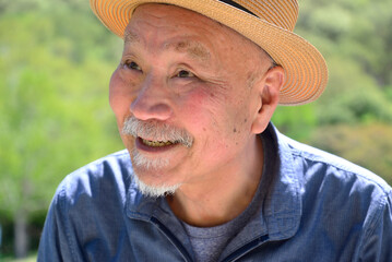 森林浴を楽しむ笑顔の髭老人