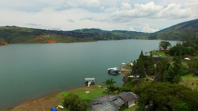 vista a&eacute;rea del lago calima darien en colombia