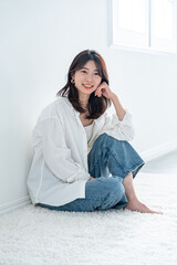 頬杖をつく女性