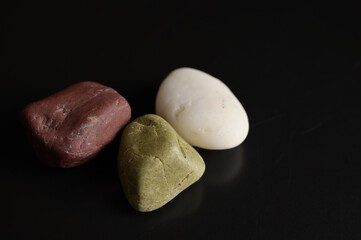 黒い背景に3個の石02