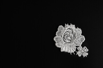 黒い背景に花の刺繍01