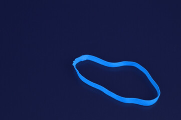 背景にゴム紐が一つ02