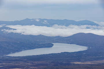 Obraz premium 富士山五合目（2305m）から見る雲海と山中湖。 山梨県南都留郡富士山五合目 - 2025 