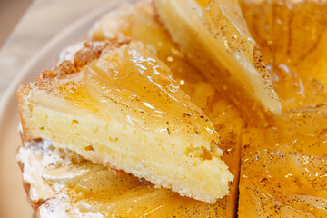 タルトやゼリーなど、スイーツも。
食べ放題ビュッフェ会場。
多くの食材が春の桜の花のディスプレイの下に置かれている。
富士山を一望できる展望レストランでお昼の食べ放題ビュッフェを食べる。
山梨県富士吉田市 - 2025
