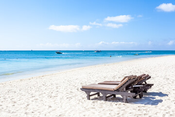Chaises longues sur plage du morne , île Maurice 