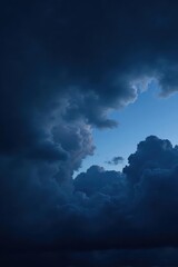 Obraz premium Dark Blue and Indigo Cloudscape A Dramatic Celestial Canvas of Evening Hues