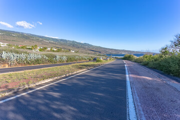 Piste cyclable en bordure de route nationale 