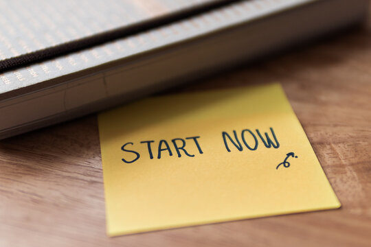 Start now motivational reminder for action at home sticky note personal productivity close-up view