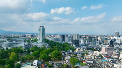 現代都市と青空の空撮風景
