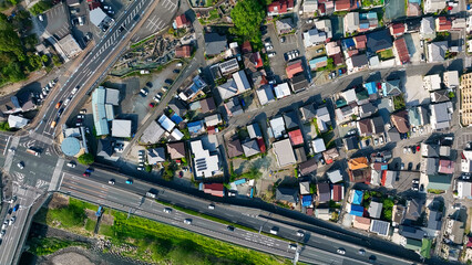現代都市と道路の真俯瞰空撮風景