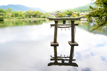 初夏の大分県・湯布院の金鱗湖と鳥居
