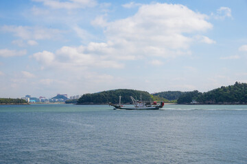 Fototapeta premium 홀로 떠가는 배